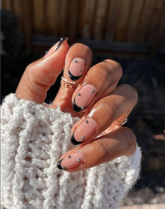 29 Simple Black Nail Designs (that you'll go crazy for!) - Actually Arielle