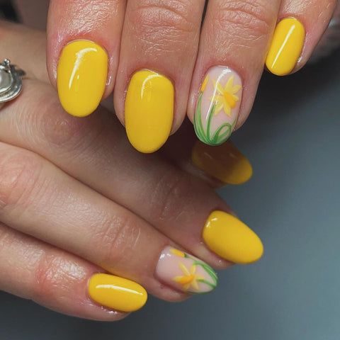 short spring nails that are simple with a yellow nail polish color and flower accent nail